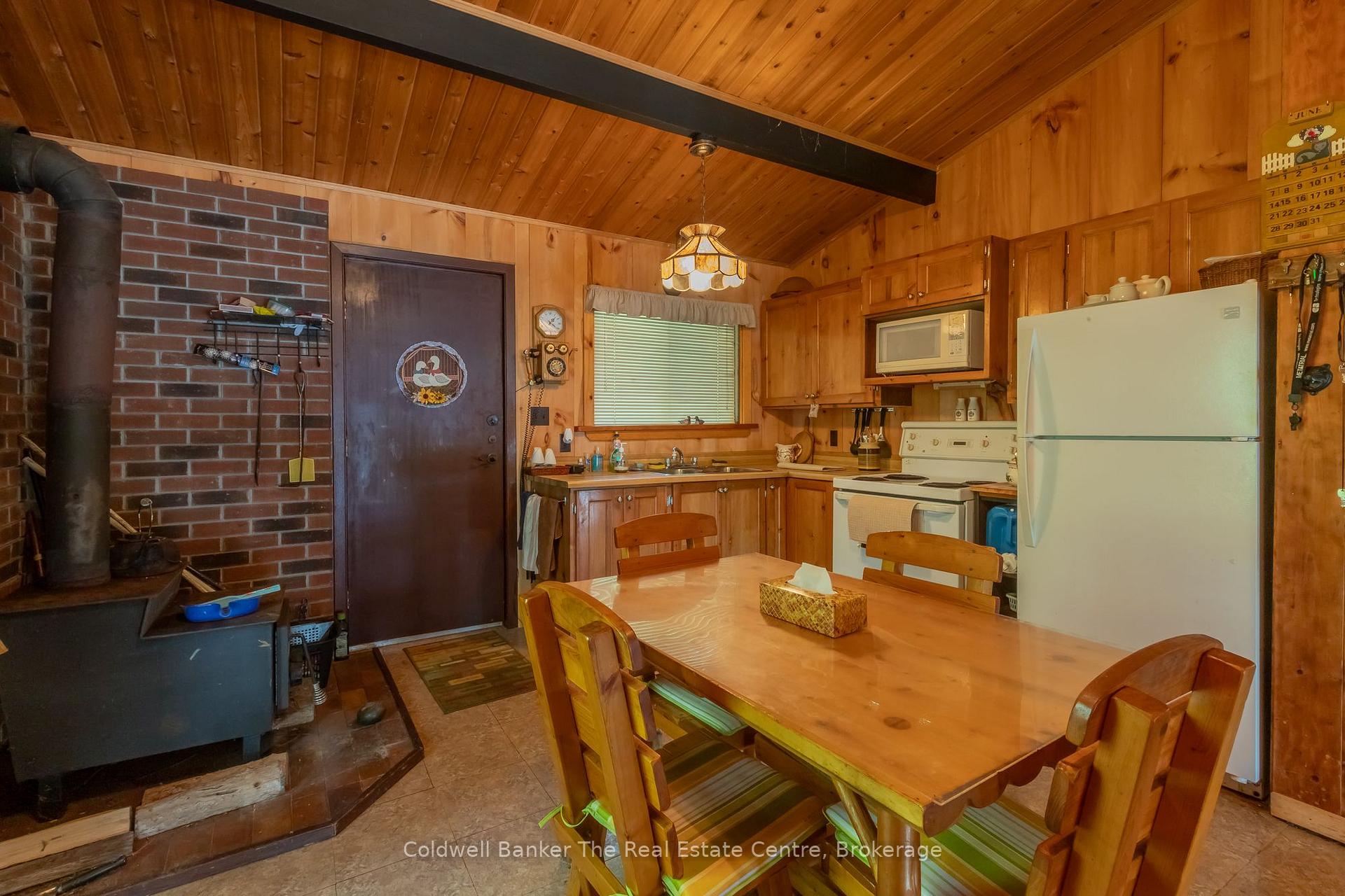 Photo 4 of 1077 Misty Lane, Gravenhurst, Wood (Gravenhurst) — HOMEH