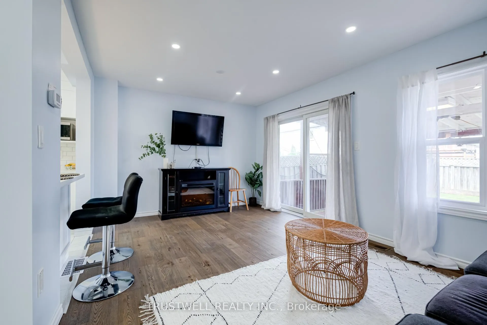 Photo 4 of 135 Laird Drive, Markham, Middlefield — HOMEH
