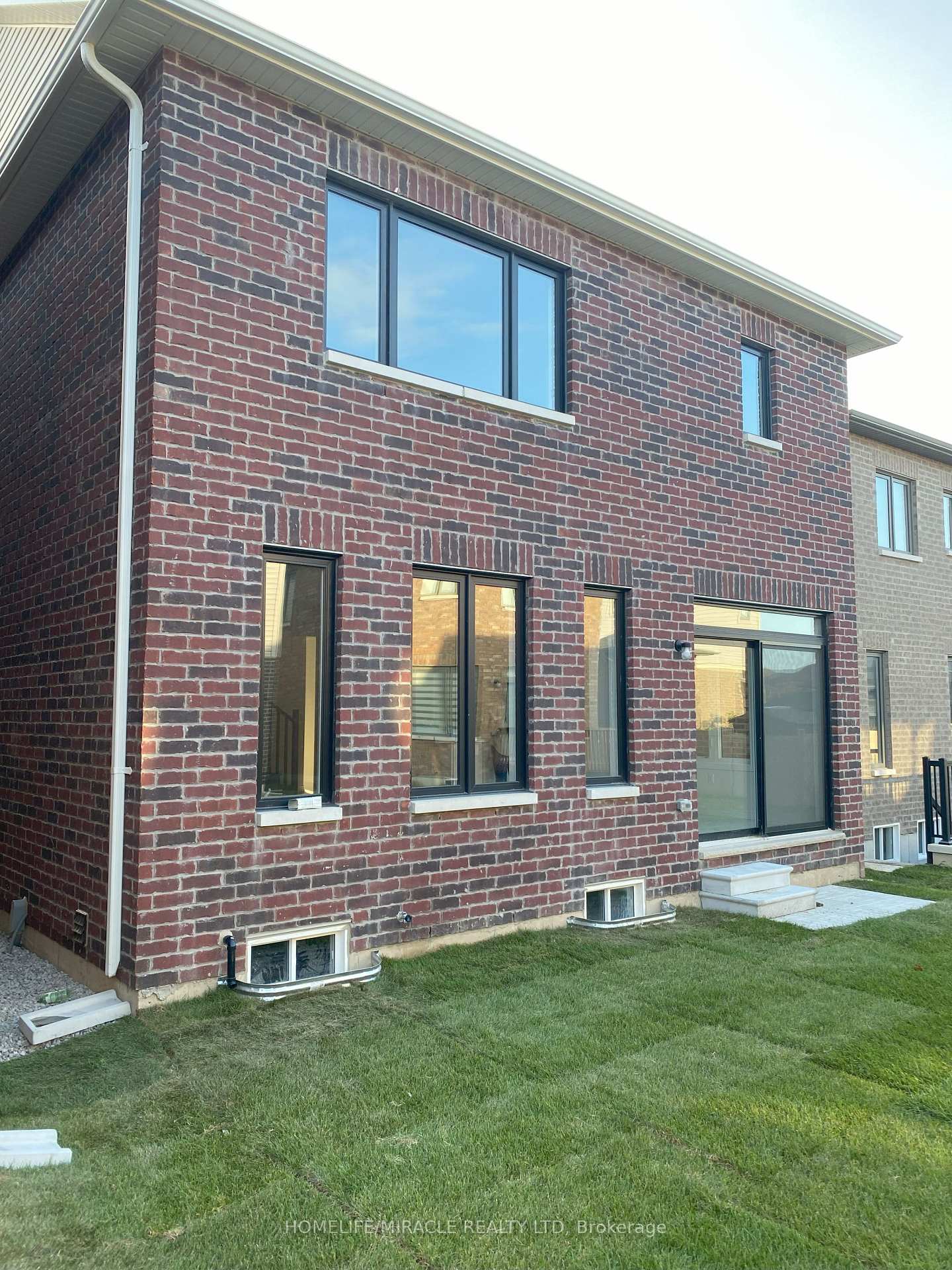 Photo 4 of 48 Prudhoe Terrace, Barrie, Innis-Shore — HOMEH
