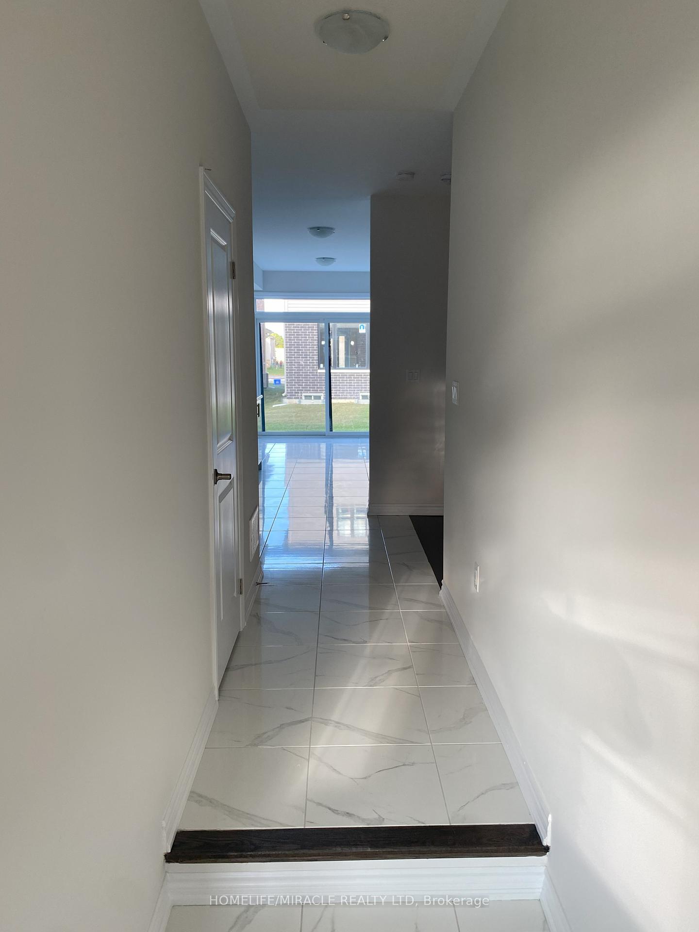 Photo 5 of 48 Prudhoe Terrace, Barrie, Innis-Shore — HOMEH