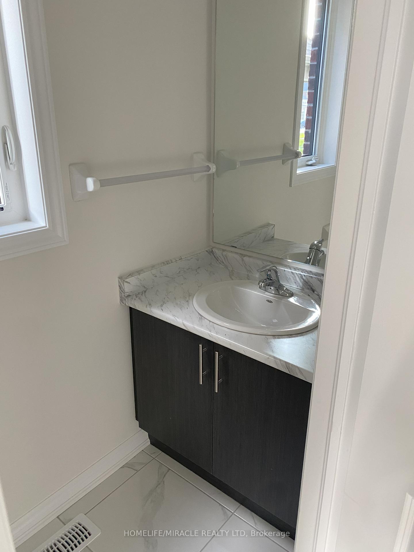 Photo 6 of 48 Prudhoe Terrace, Barrie, Innis-Shore — HOMEH