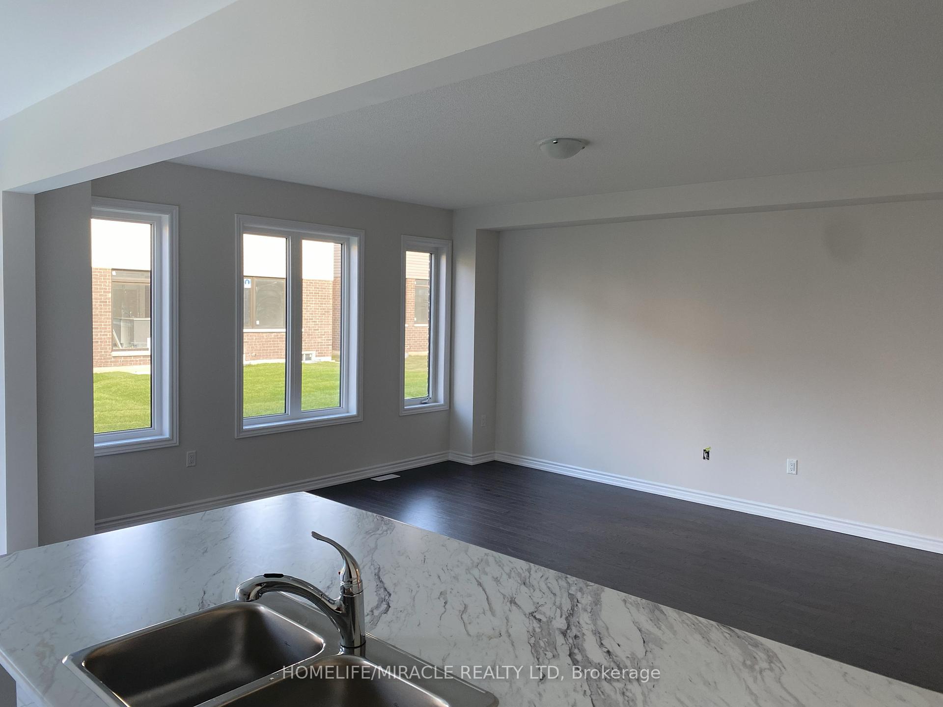 Photo 9 of 48 Prudhoe Terrace, Barrie, Innis-Shore — HOMEH
