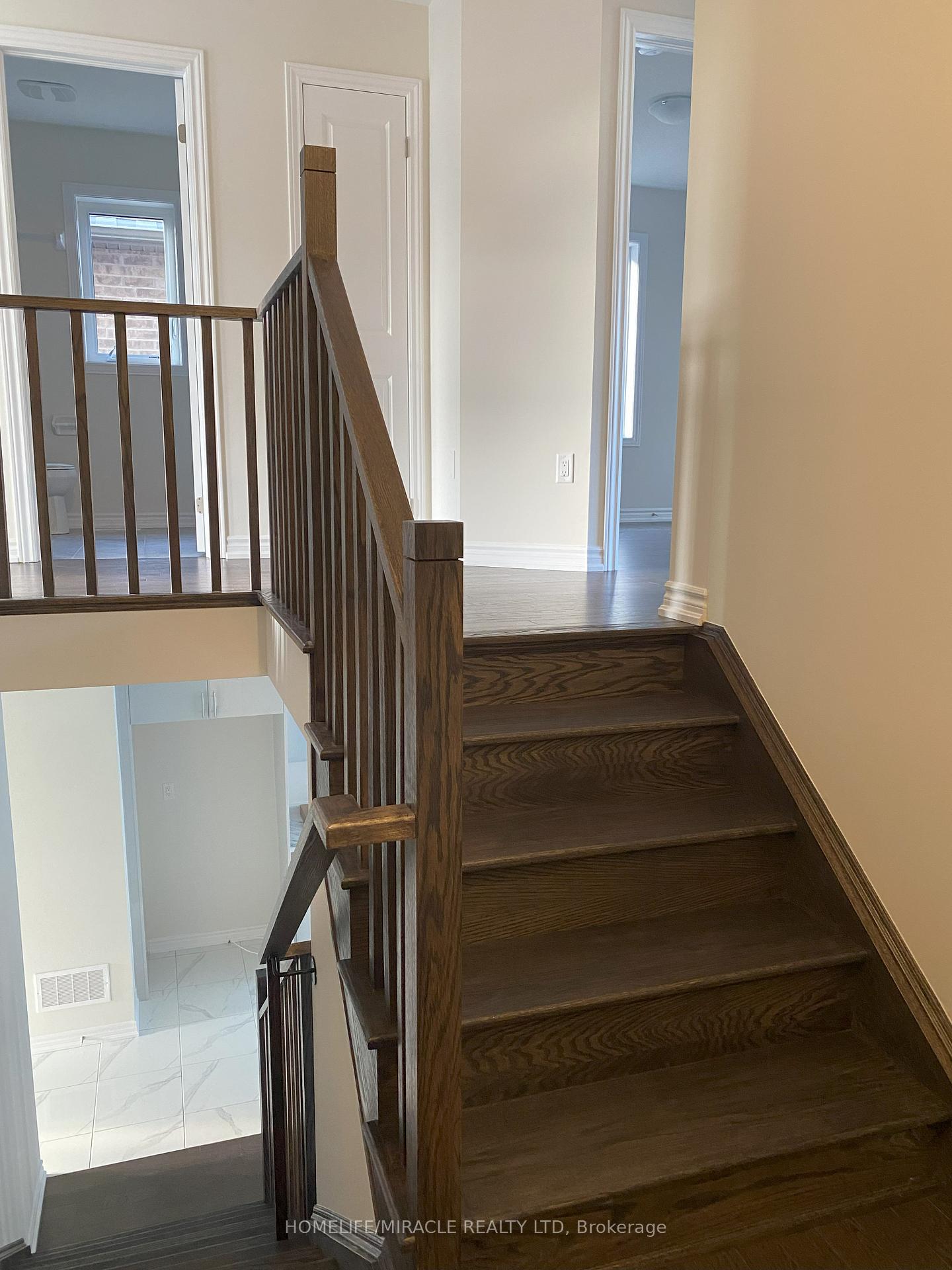 Photo 13 of 48 Prudhoe Terrace, Barrie, Innis-Shore — HOMEH