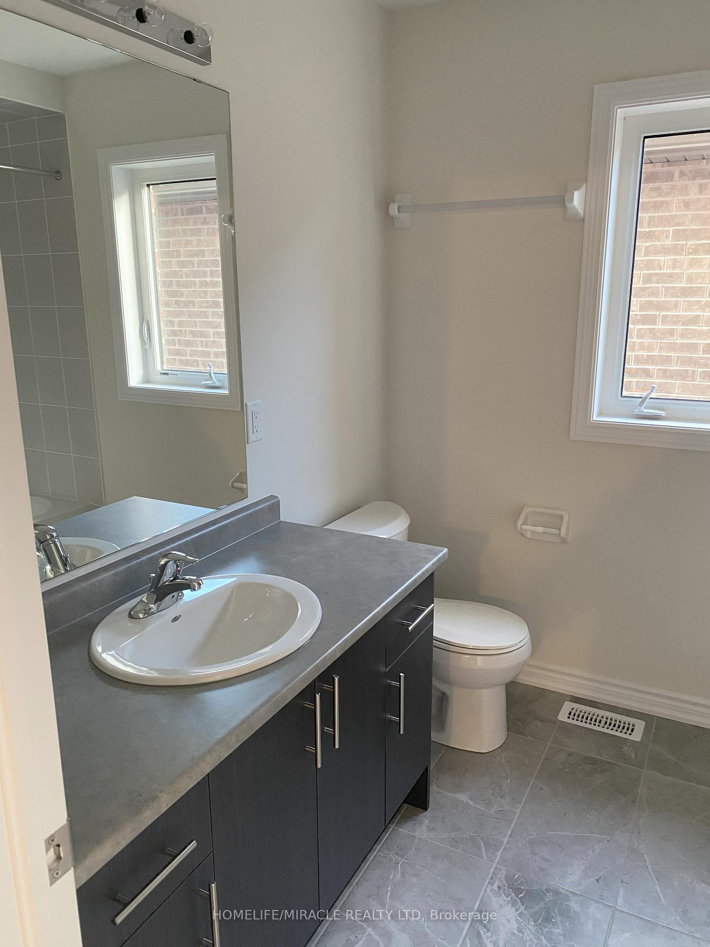 Photo 14 of 48 Prudhoe Terrace, Barrie, Innis-Shore — HOMEH