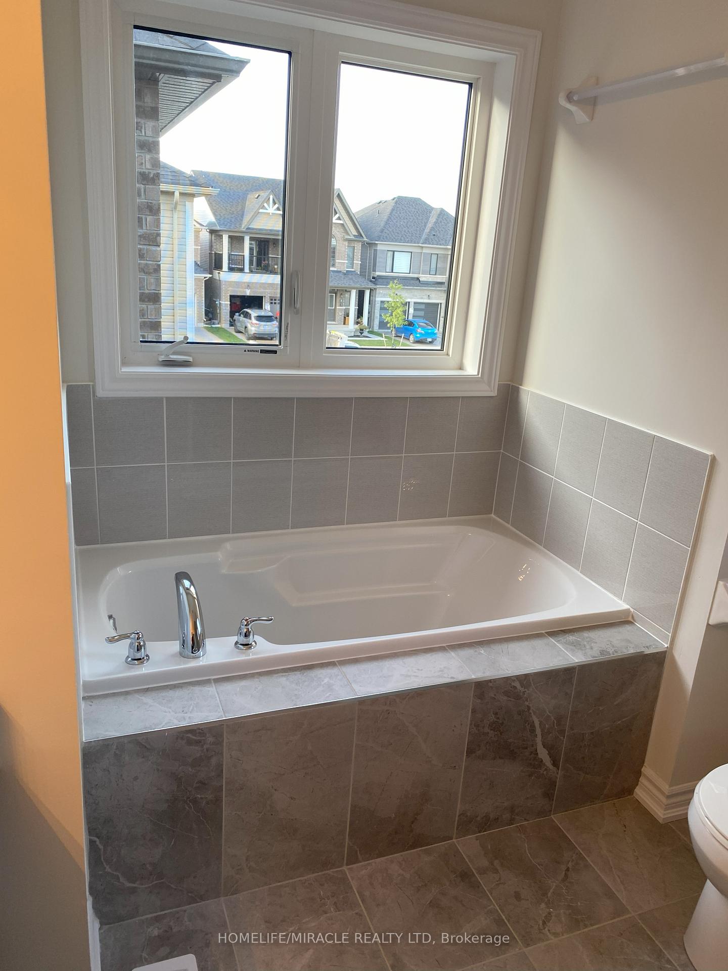 Photo 19 of 48 Prudhoe Terrace, Barrie, Innis-Shore — HOMEH