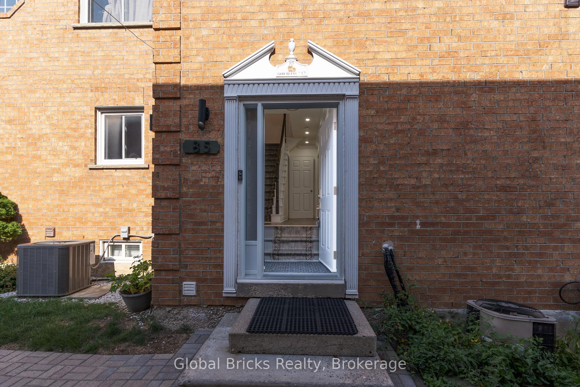 Photo 2 of 85 Millstone Drive, Brampton, Fletcher's Creek South — HOMEH