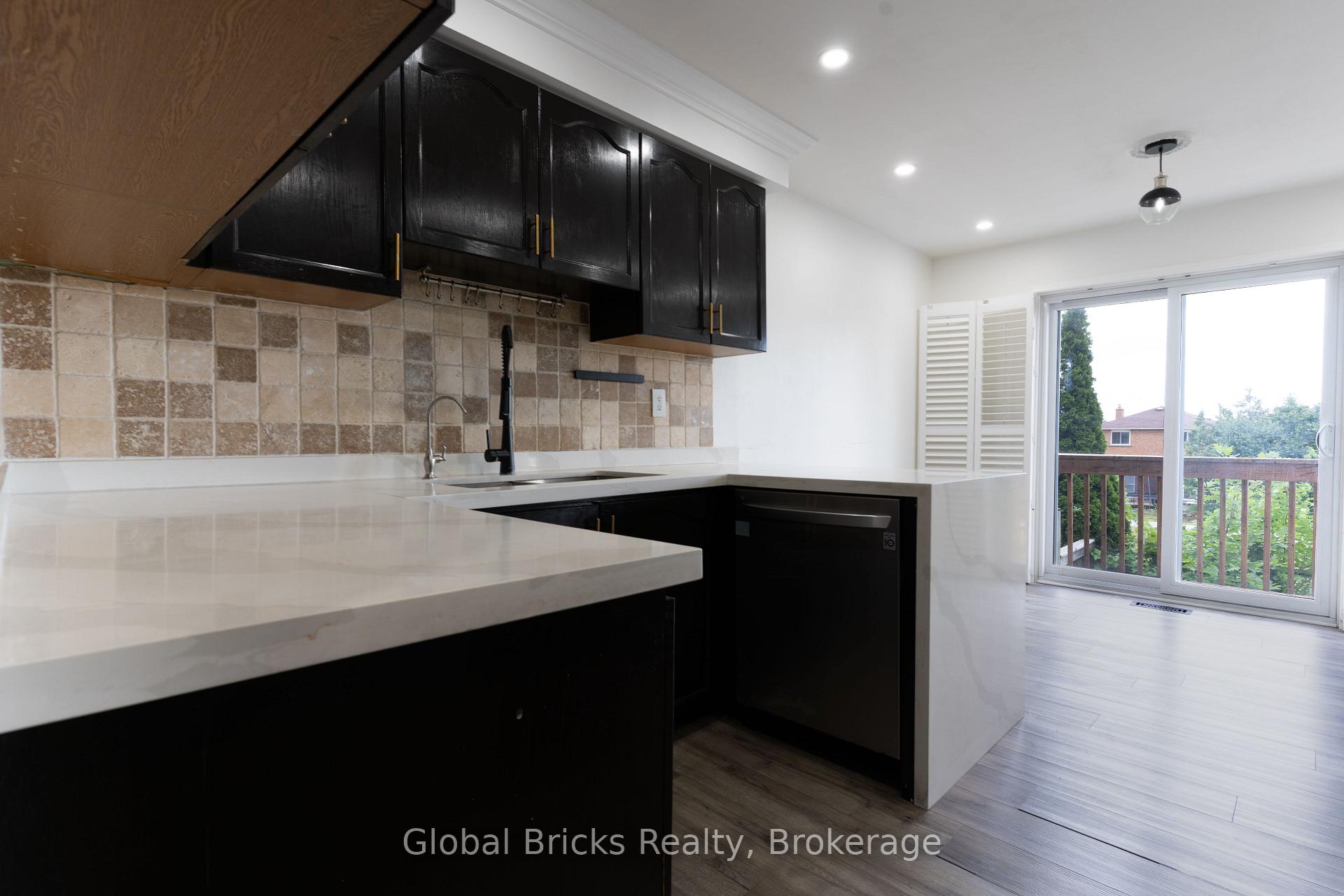 Photo 10 of 85 Millstone Drive, Brampton, Fletcher's Creek South — HOMEH