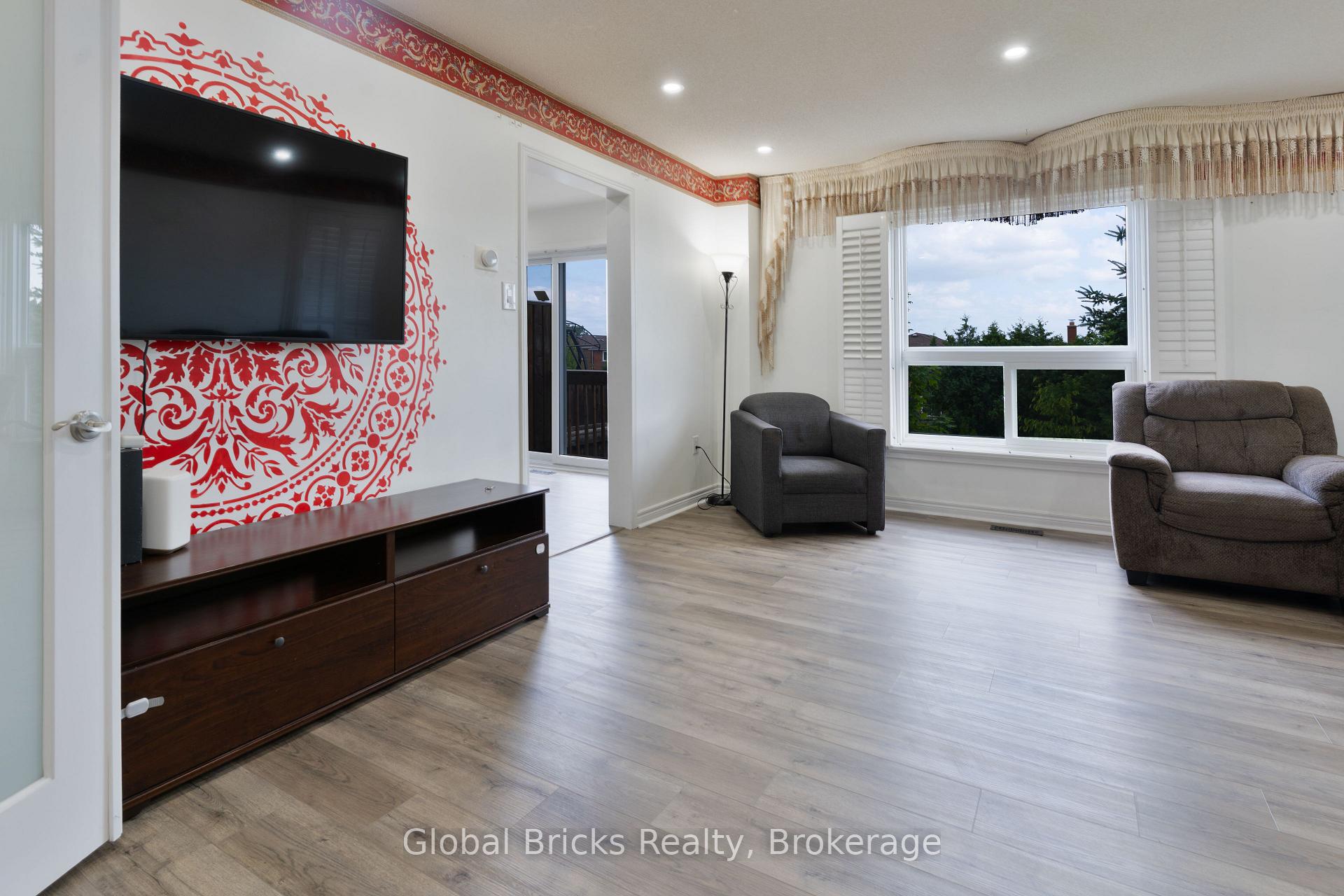 Photo 12 of 85 Millstone Drive, Brampton, Fletcher's Creek South — HOMEH