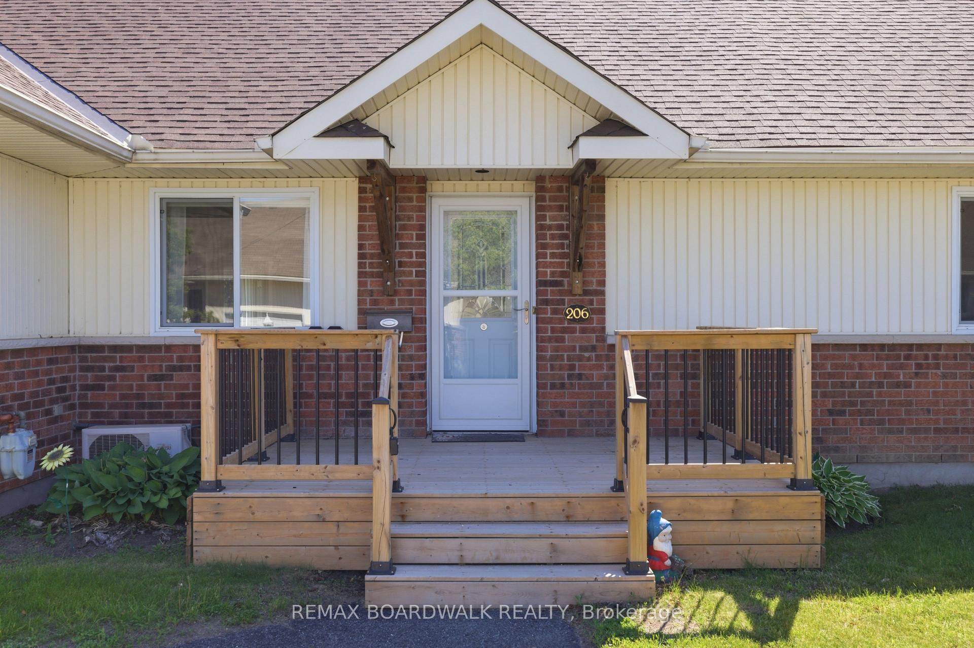 Photo 2 of 206 Oak Leaf Private, Ottawa, Richmond — HOMEH