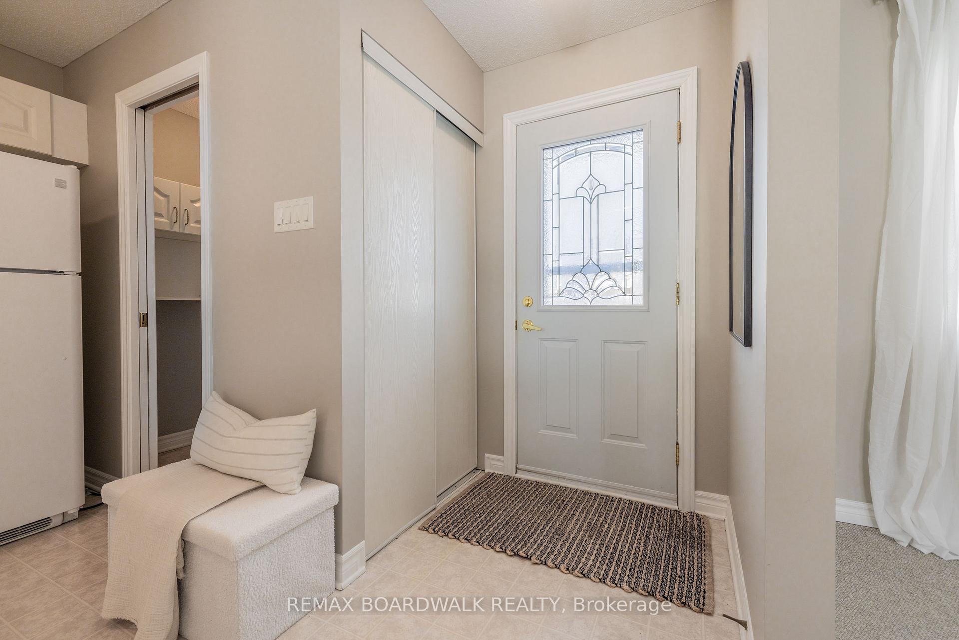 Photo 3 of 206 Oak Leaf Private, Ottawa, Richmond — HOMEH