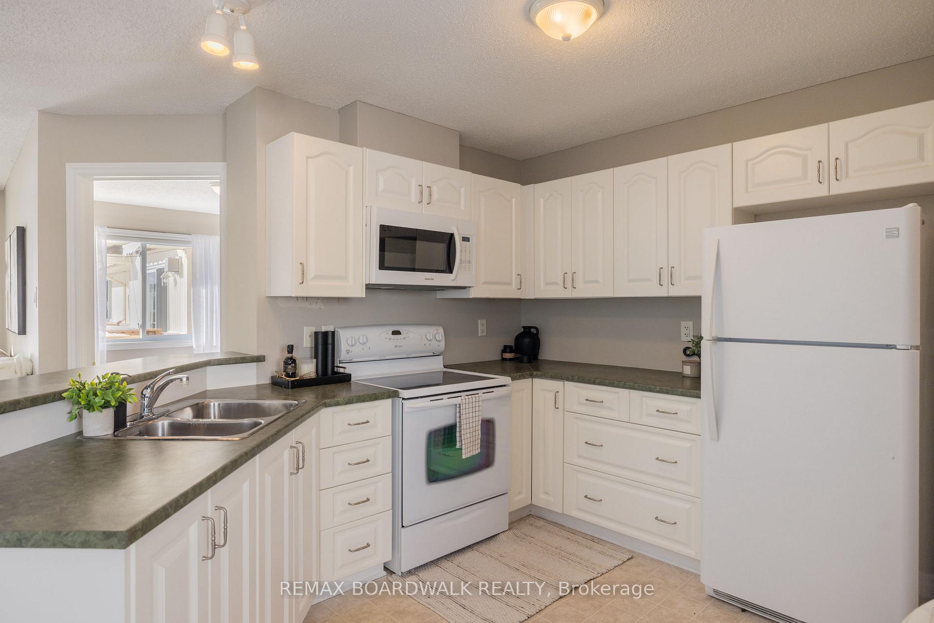 Photo 5 of 206 Oak Leaf Private, Ottawa, Richmond — HOMEH