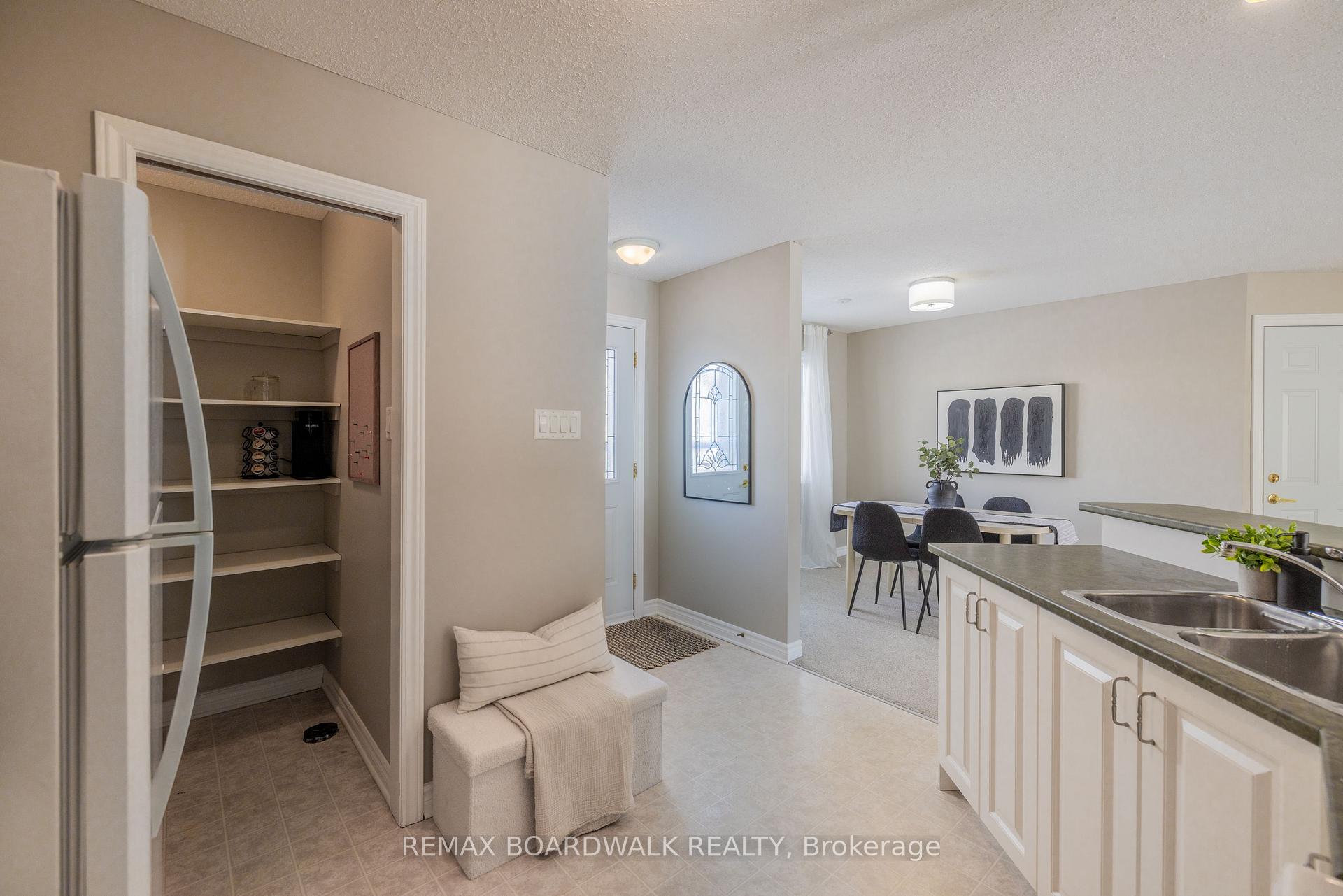 Photo 6 of 206 Oak Leaf Private, Ottawa, Richmond — HOMEH