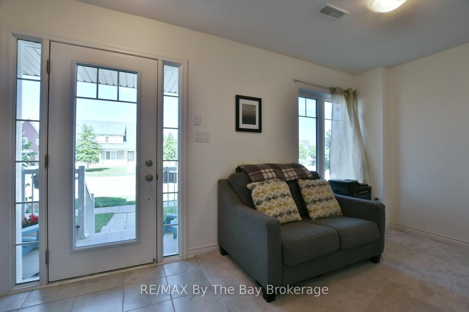 Photo 7 of 16 Village Gate Drive, Wasaga Beach — HOMEH