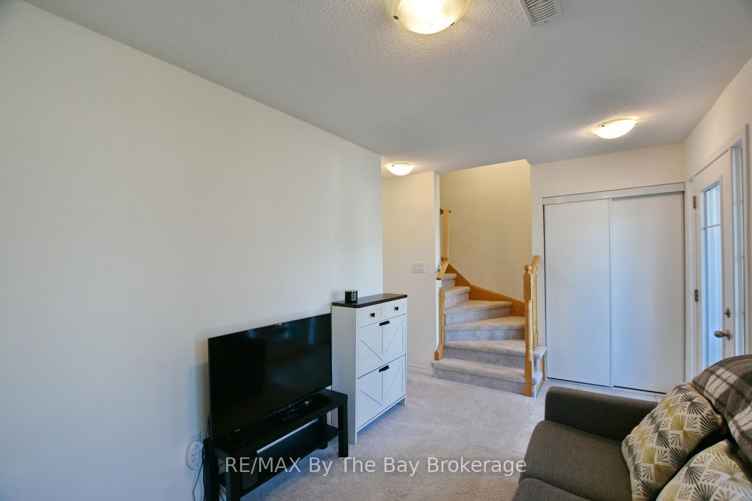 Photo 9 of 16 Village Gate Drive, Wasaga Beach — HOMEH