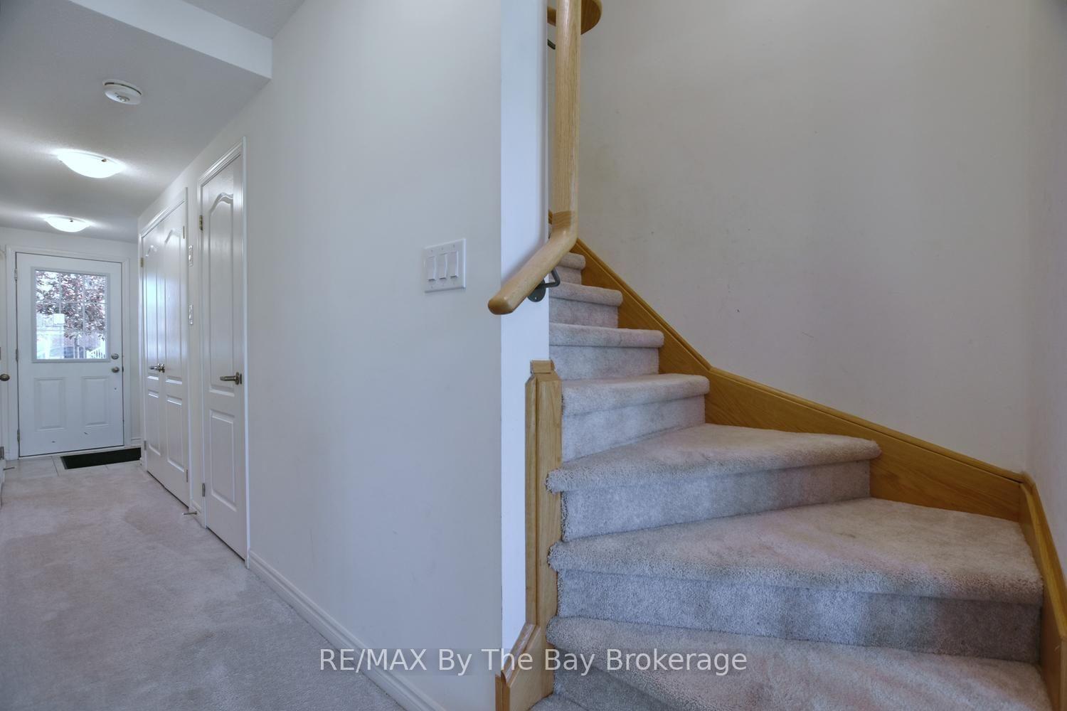 Photo 10 of 16 Village Gate Drive, Wasaga Beach — HOMEH