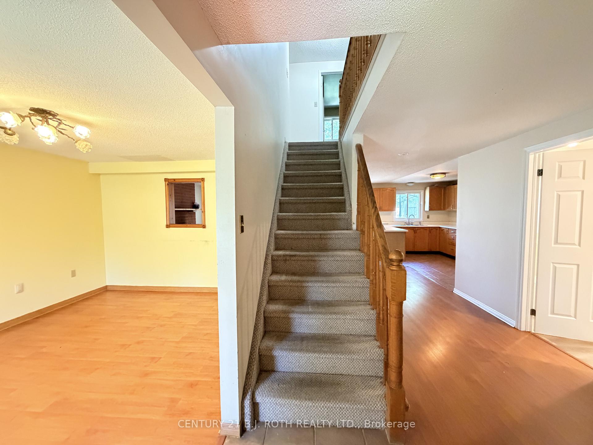 Photo 3 of Unit Upper, 29 Irwin Drive, Barrie, Northwest — HOMEH