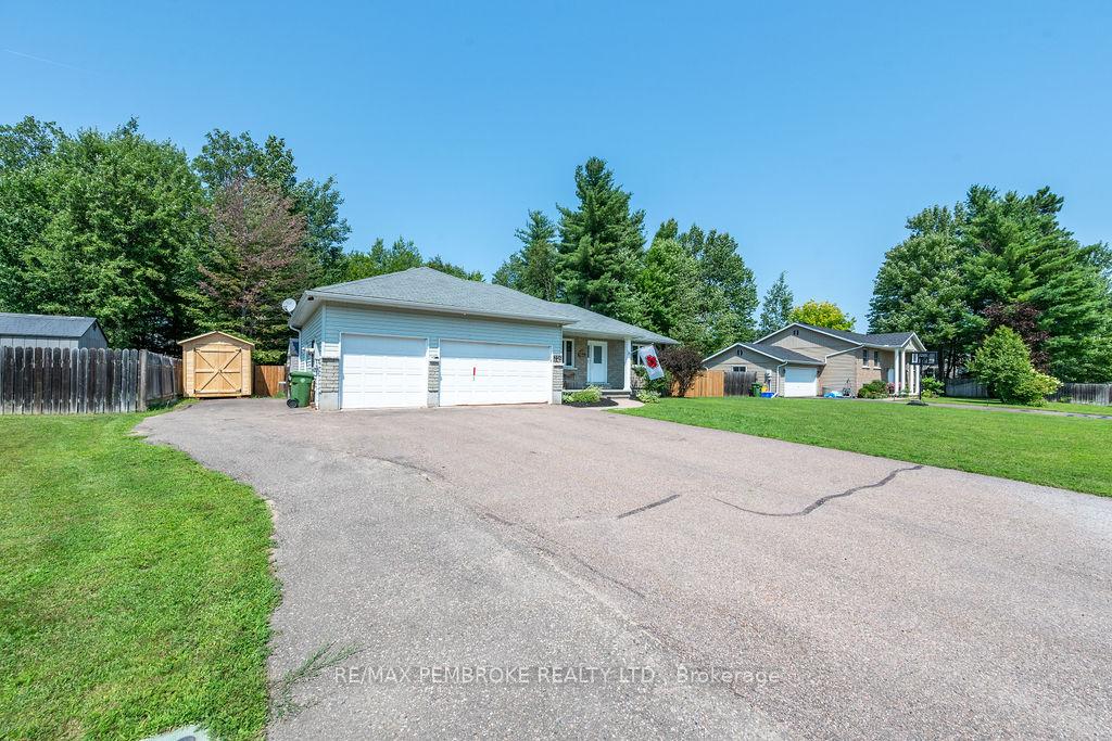 Photo 2 of 256 Oriole Crescent, Petawawa, Petawawa — HOMEH
