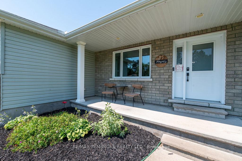 Photo 5 of 256 Oriole Crescent, Petawawa, Petawawa — HOMEH