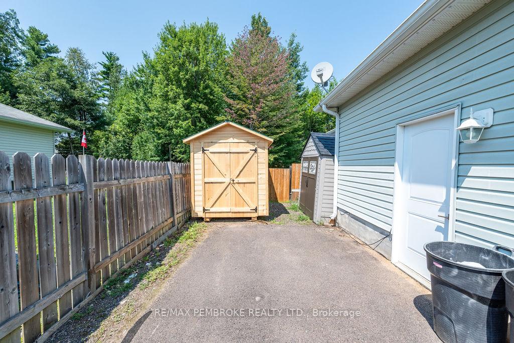 Photo 6 of 256 Oriole Crescent, Petawawa, Petawawa — HOMEH
