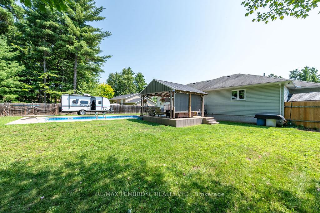 Photo 8 of 256 Oriole Crescent, Petawawa, Petawawa — HOMEH