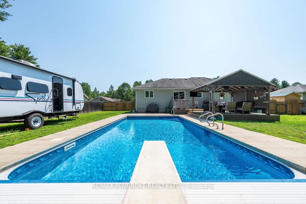 Photo 10 of 256 Oriole Crescent, Petawawa, Petawawa — HOMEH