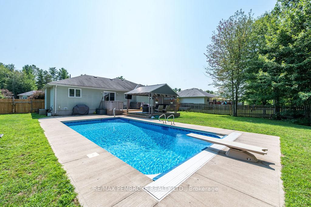 Photo 11 of 256 Oriole Crescent, Petawawa, Petawawa — HOMEH