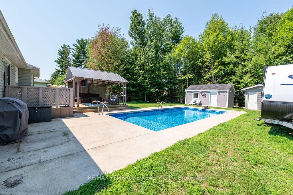 Photo 12 of 256 Oriole Crescent, Petawawa, Petawawa — HOMEH