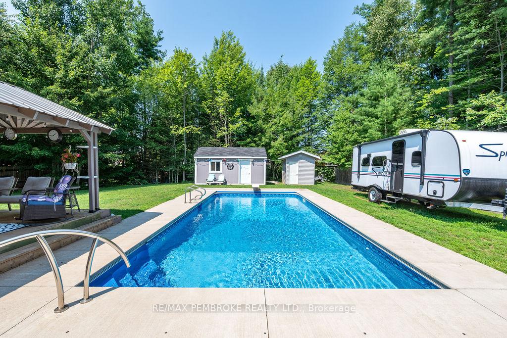 Photo 13 of 256 Oriole Crescent, Petawawa, Petawawa — HOMEH