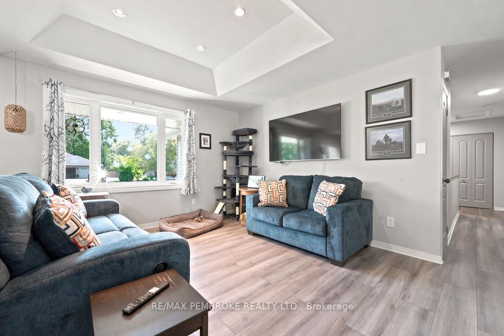 Photo 18 of 256 Oriole Crescent, Petawawa, Petawawa — HOMEH
