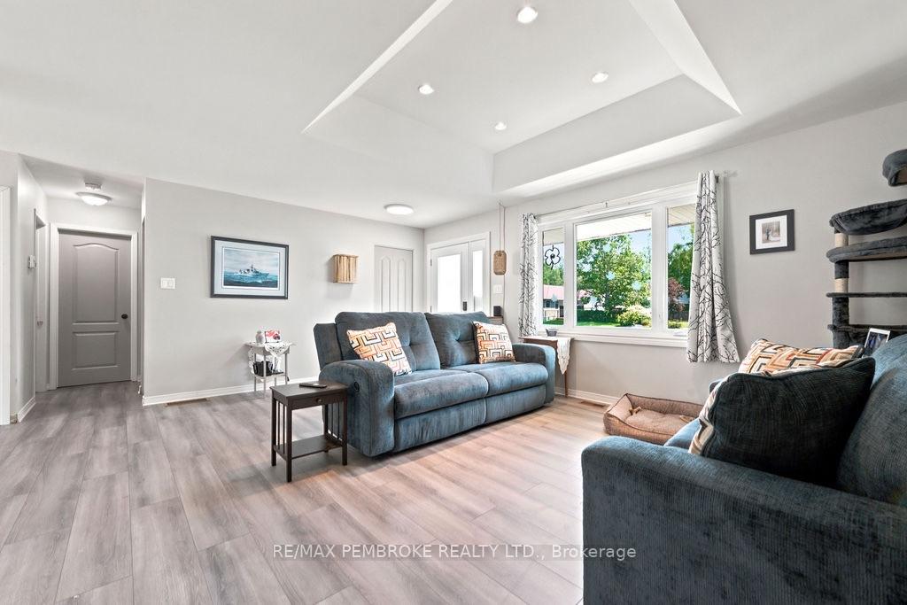 Photo 19 of 256 Oriole Crescent, Petawawa, Petawawa — HOMEH