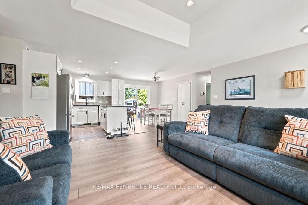 Photo 20 of 256 Oriole Crescent, Petawawa, Petawawa — HOMEH
