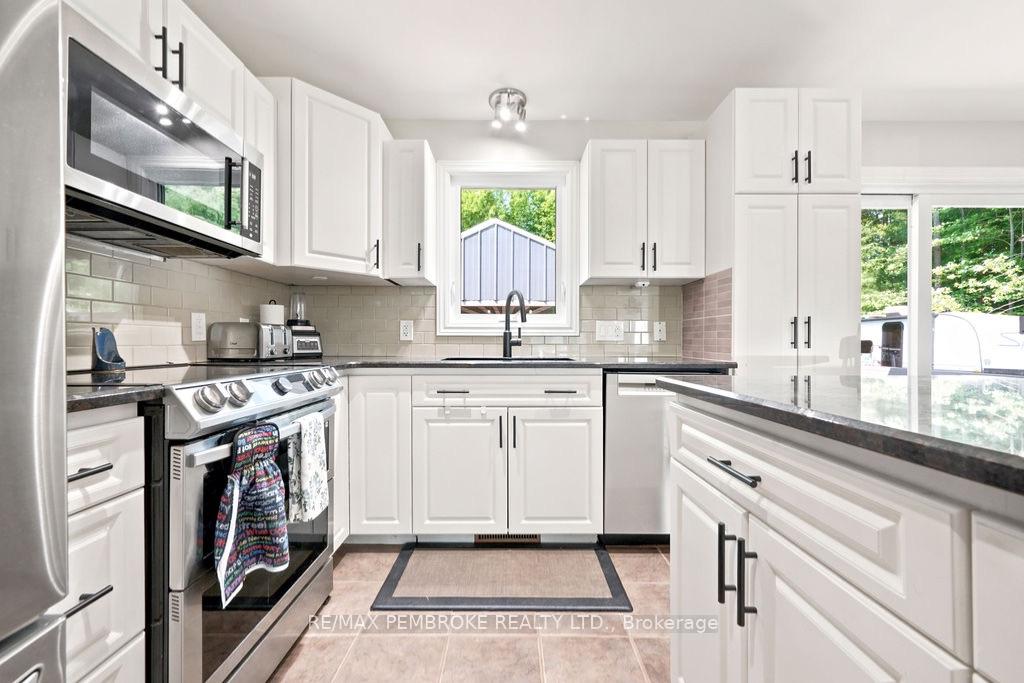 Photo 26 of 256 Oriole Crescent, Petawawa, Petawawa — HOMEH