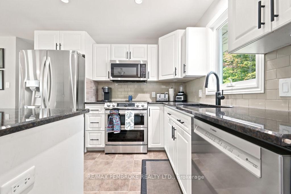 Photo 27 of 256 Oriole Crescent, Petawawa, Petawawa — HOMEH