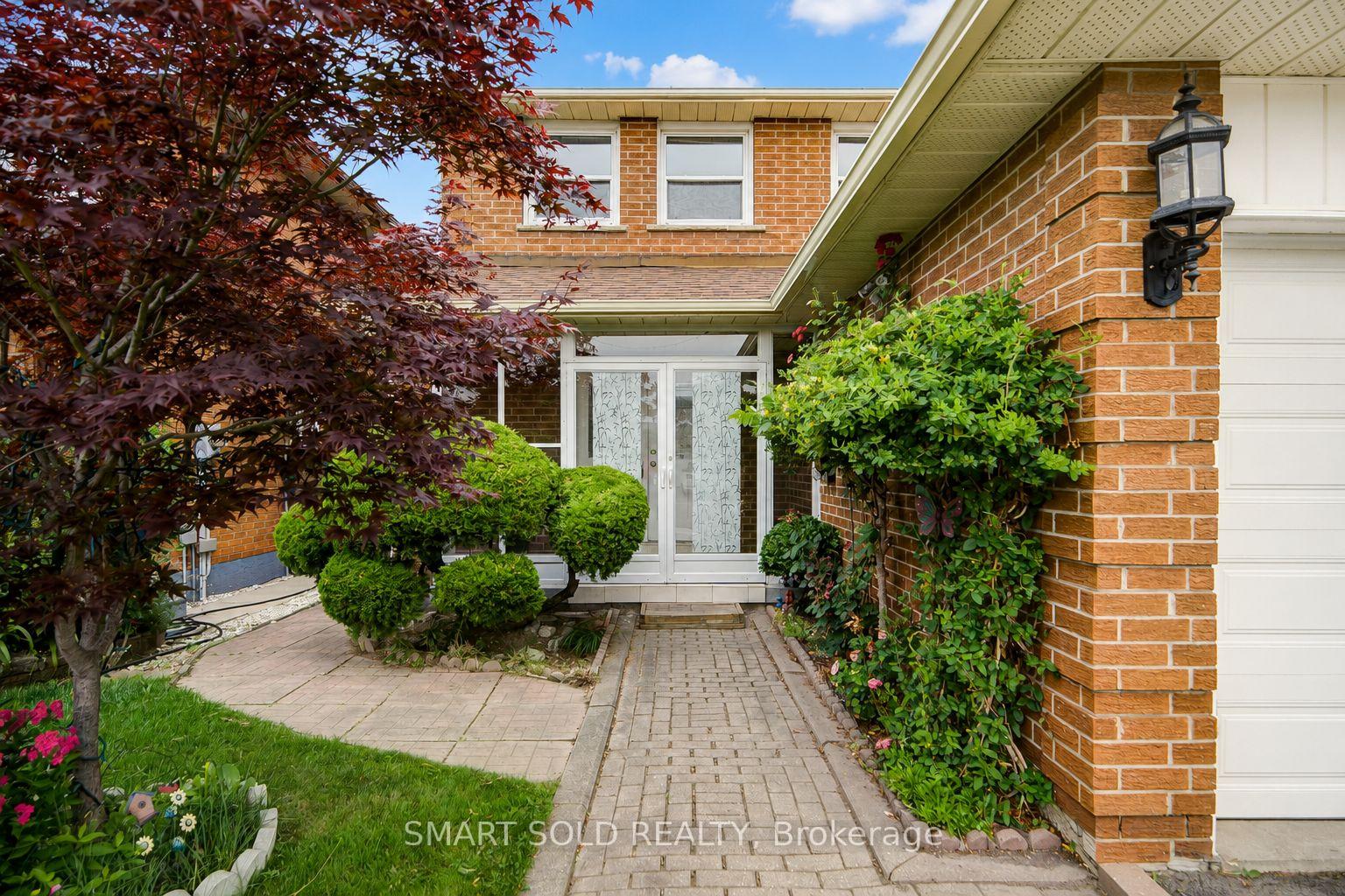 Photo 3 of 837 Queensbridge Drive, Mississauga, Creditview — HOMEH