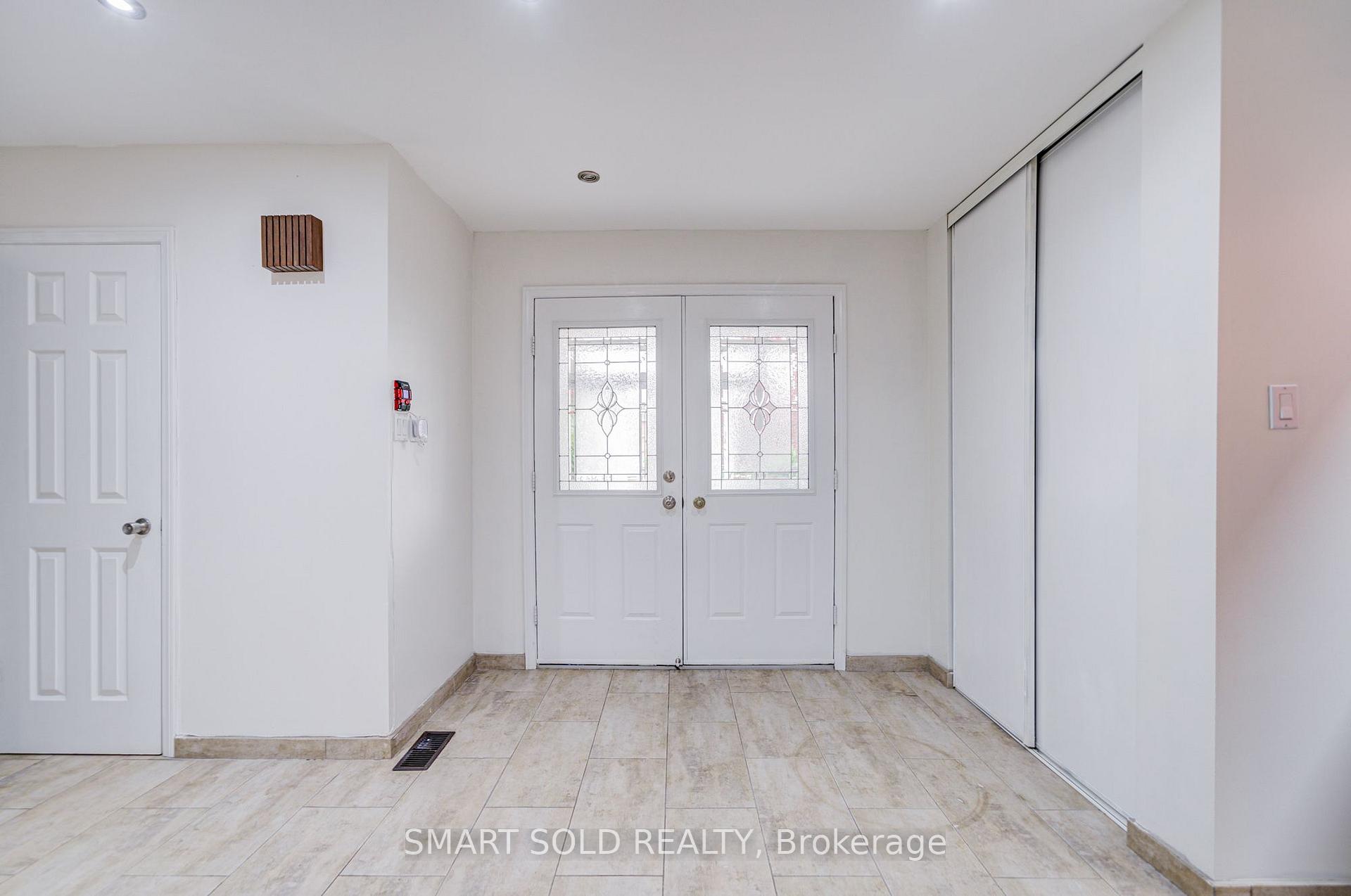 Photo 4 of 837 Queensbridge Drive, Mississauga, Creditview — HOMEH
