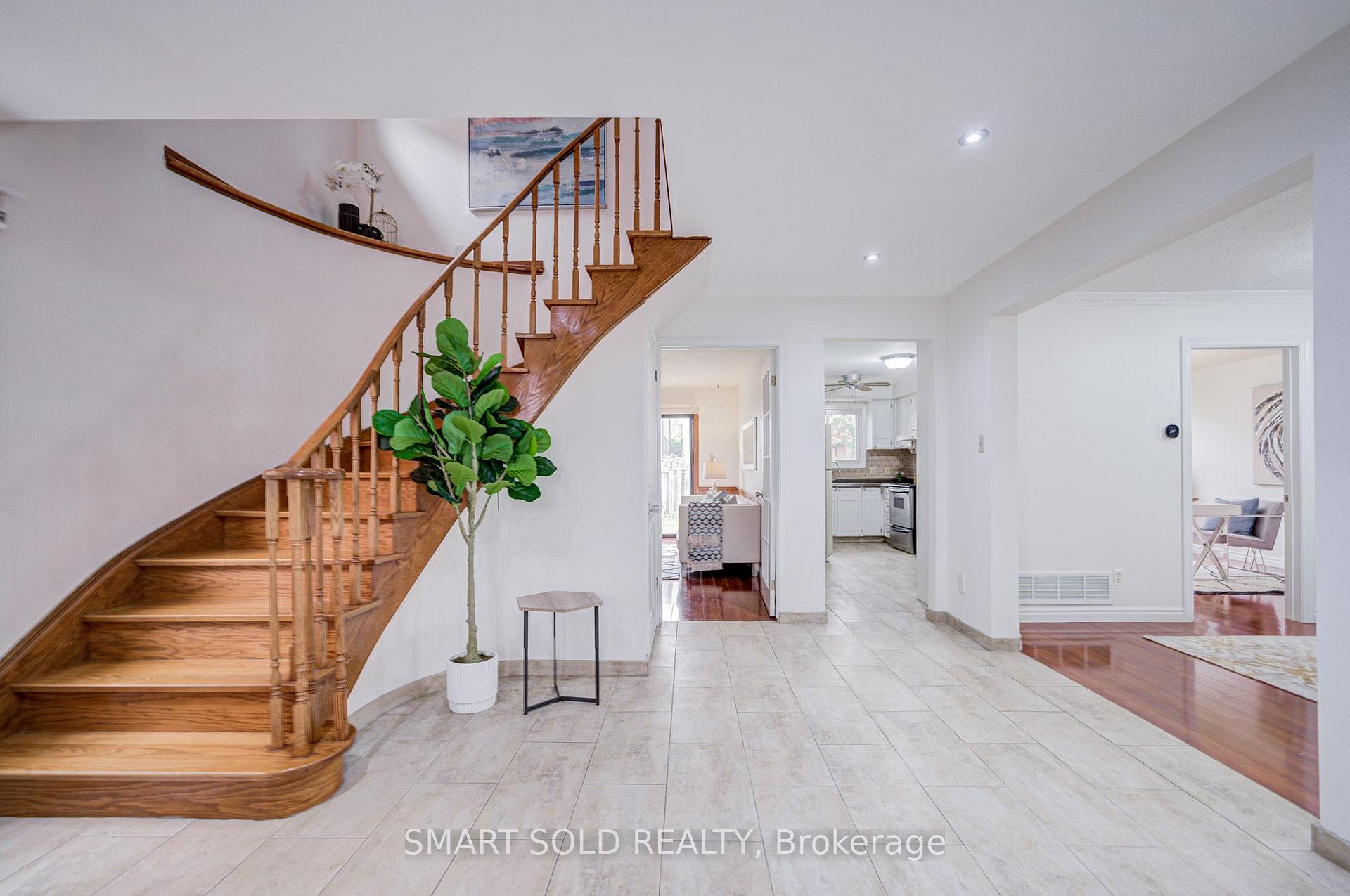 Photo 5 of 837 Queensbridge Drive, Mississauga, Creditview — HOMEH