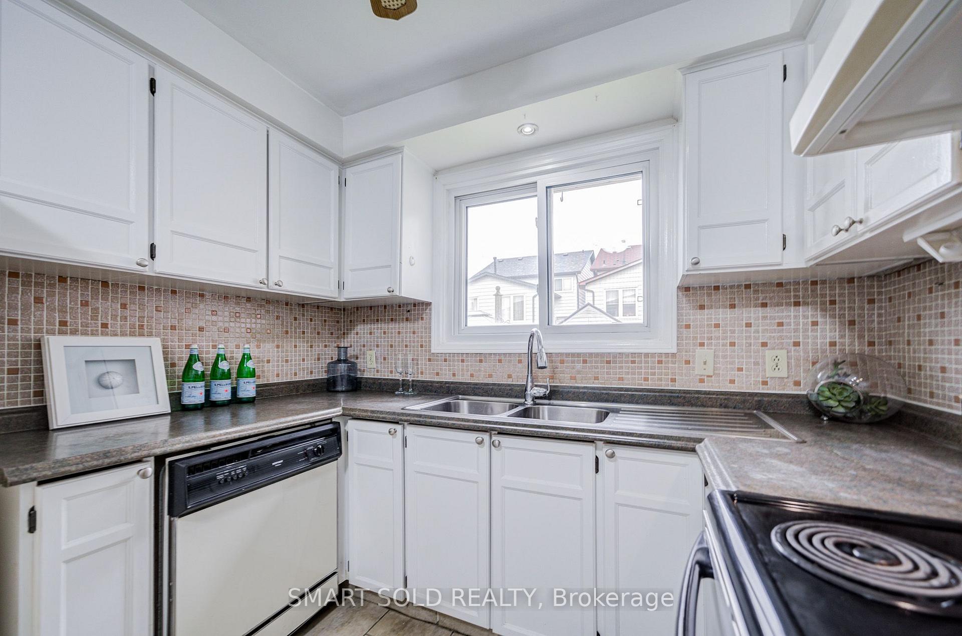 Photo 12 of 837 Queensbridge Drive, Mississauga, Creditview — HOMEH