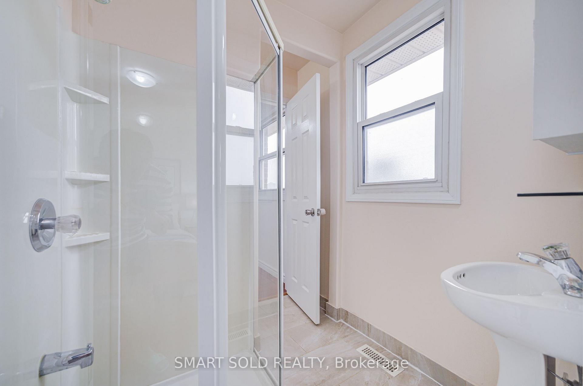 Photo 23 of 837 Queensbridge Drive, Mississauga, Creditview — HOMEH