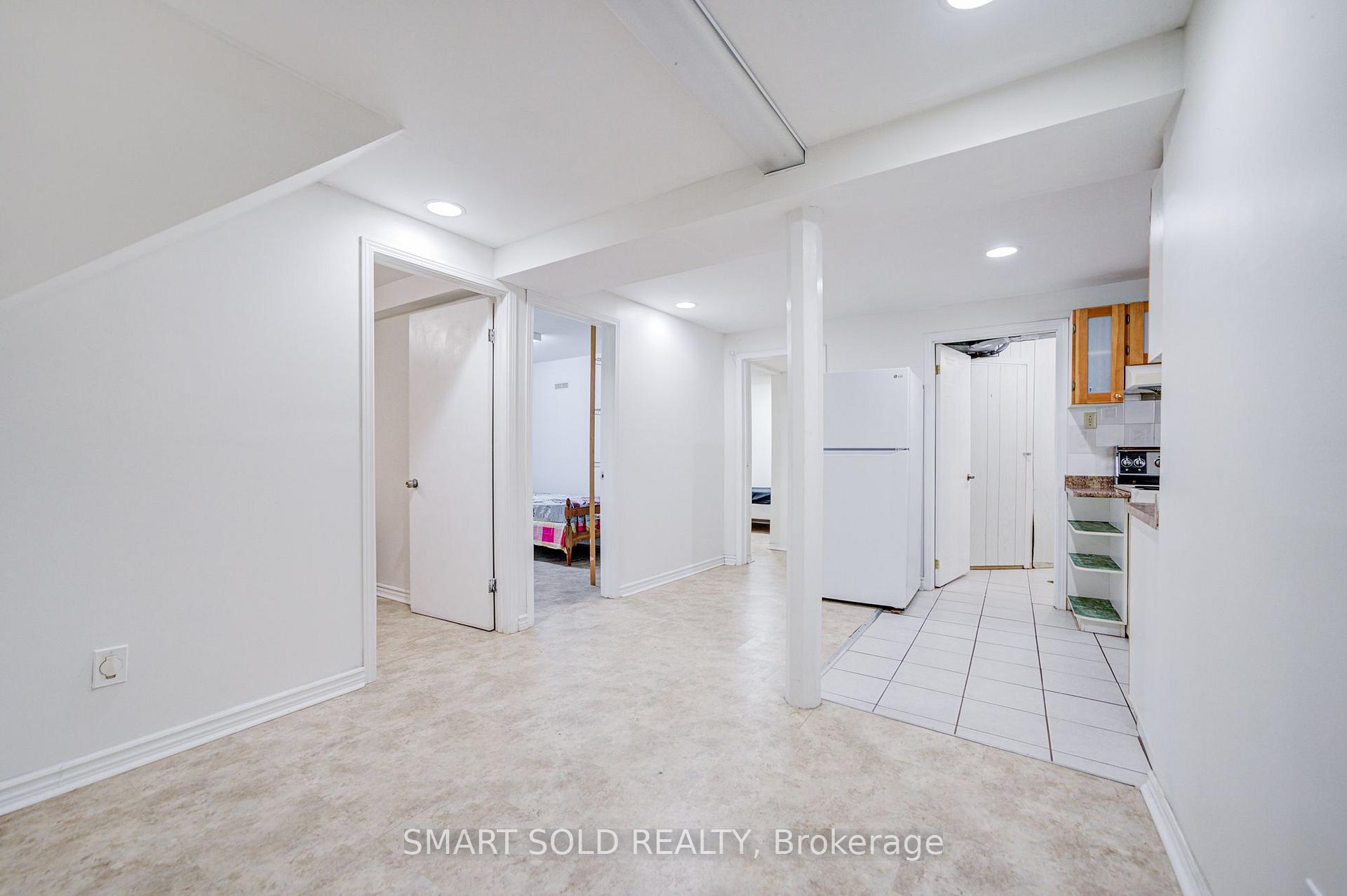 Photo 34 of 837 Queensbridge Drive, Mississauga, Creditview — HOMEH