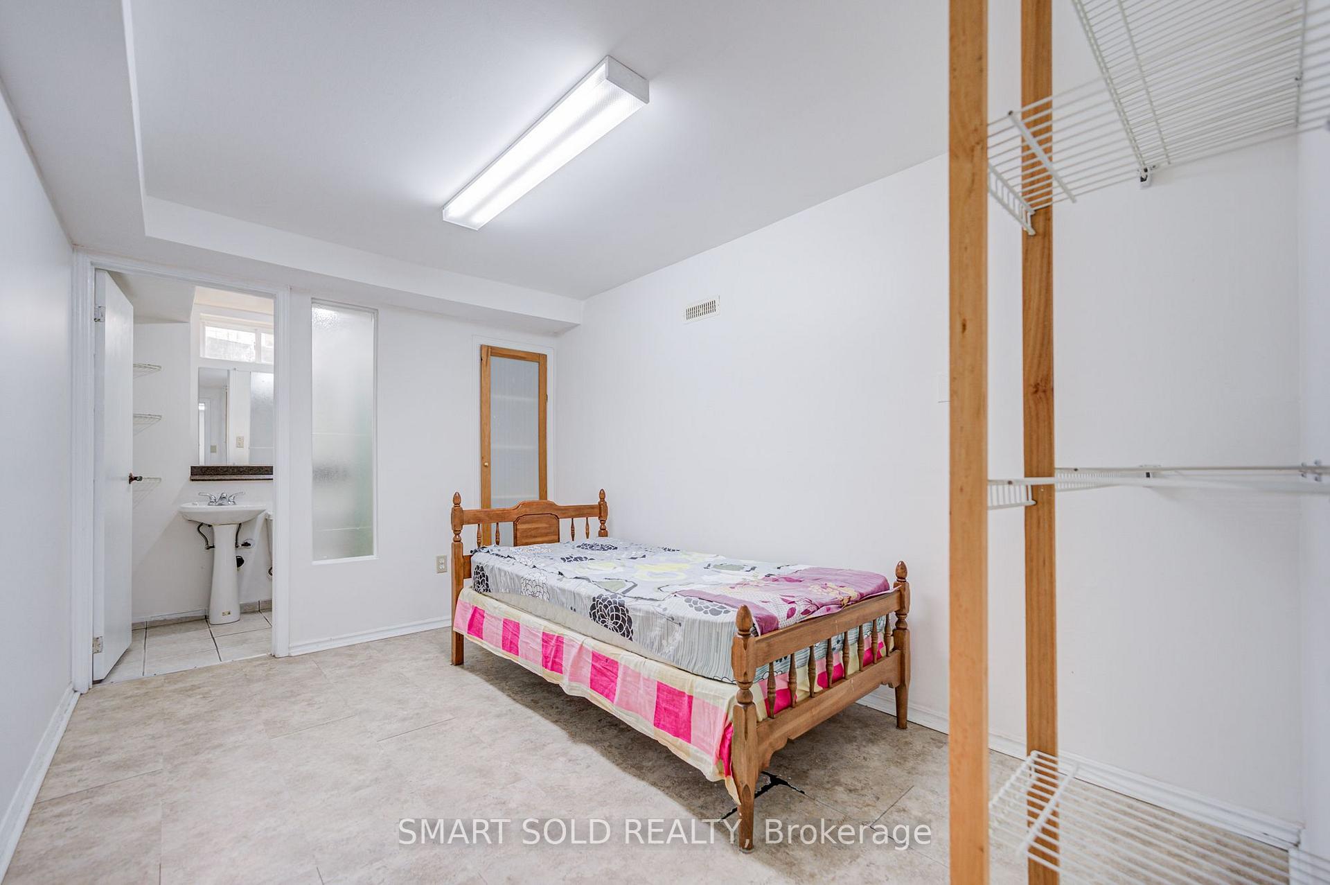 Photo 37 of 837 Queensbridge Drive, Mississauga, Creditview — HOMEH