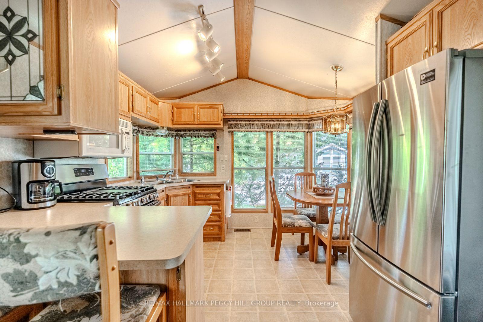 Photo 4 of 13 Huron Circle, Wasaga Beach — HOMEH