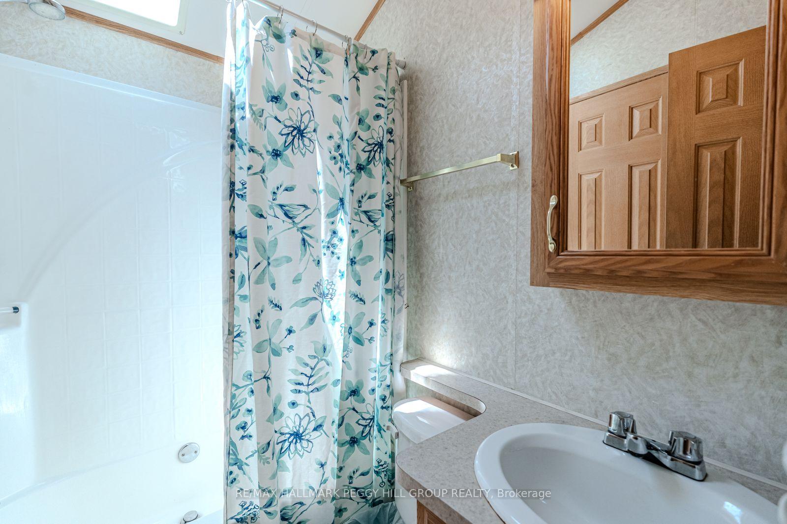 Photo 9 of 13 Huron Circle, Wasaga Beach — HOMEH