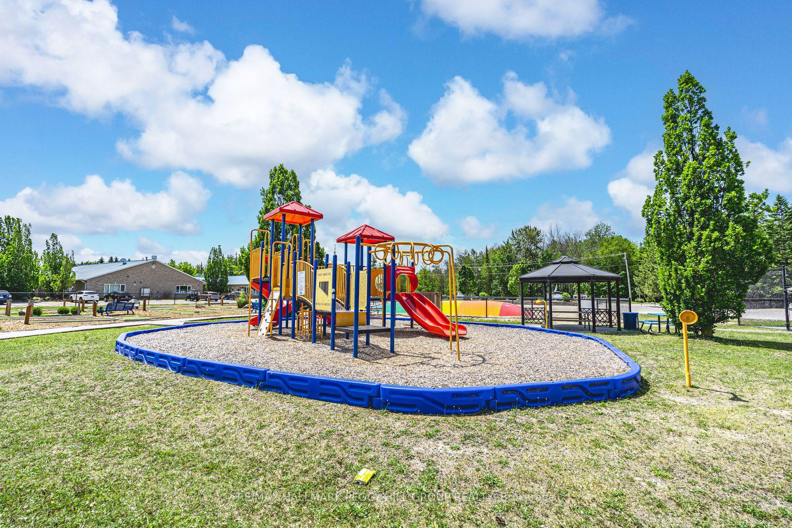 Photo 11 of 13 Huron Circle, Wasaga Beach — HOMEH