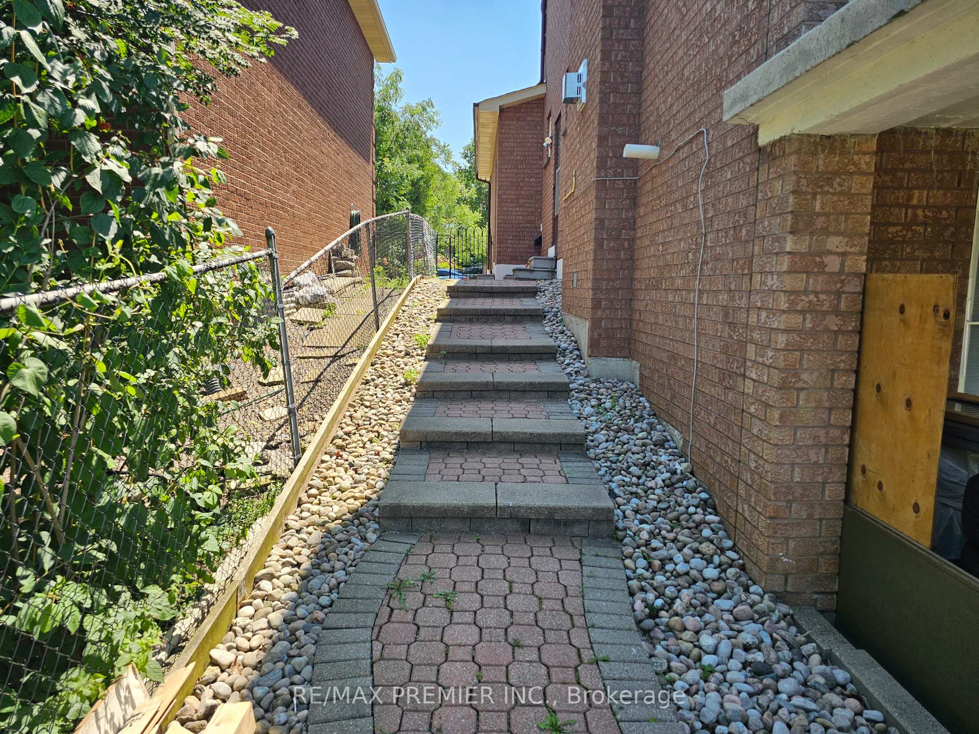 Photo 5 of Unit B - Basement, 16 Vineyard Court, Vaughan, East Woodbridge — HOMEH