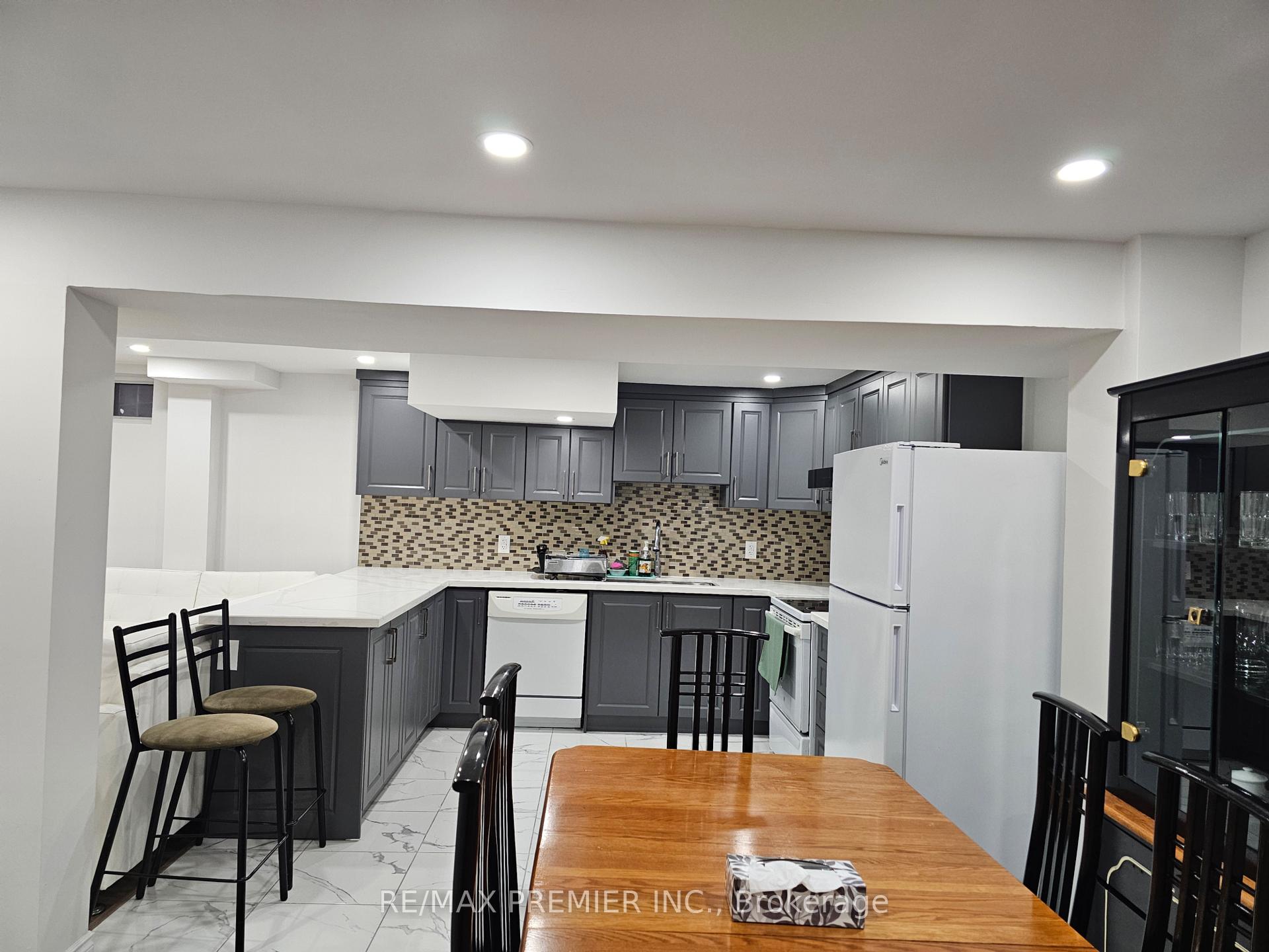 Photo 16 of Unit B - Basement, 16 Vineyard Court, Vaughan, East Woodbridge — HOMEH