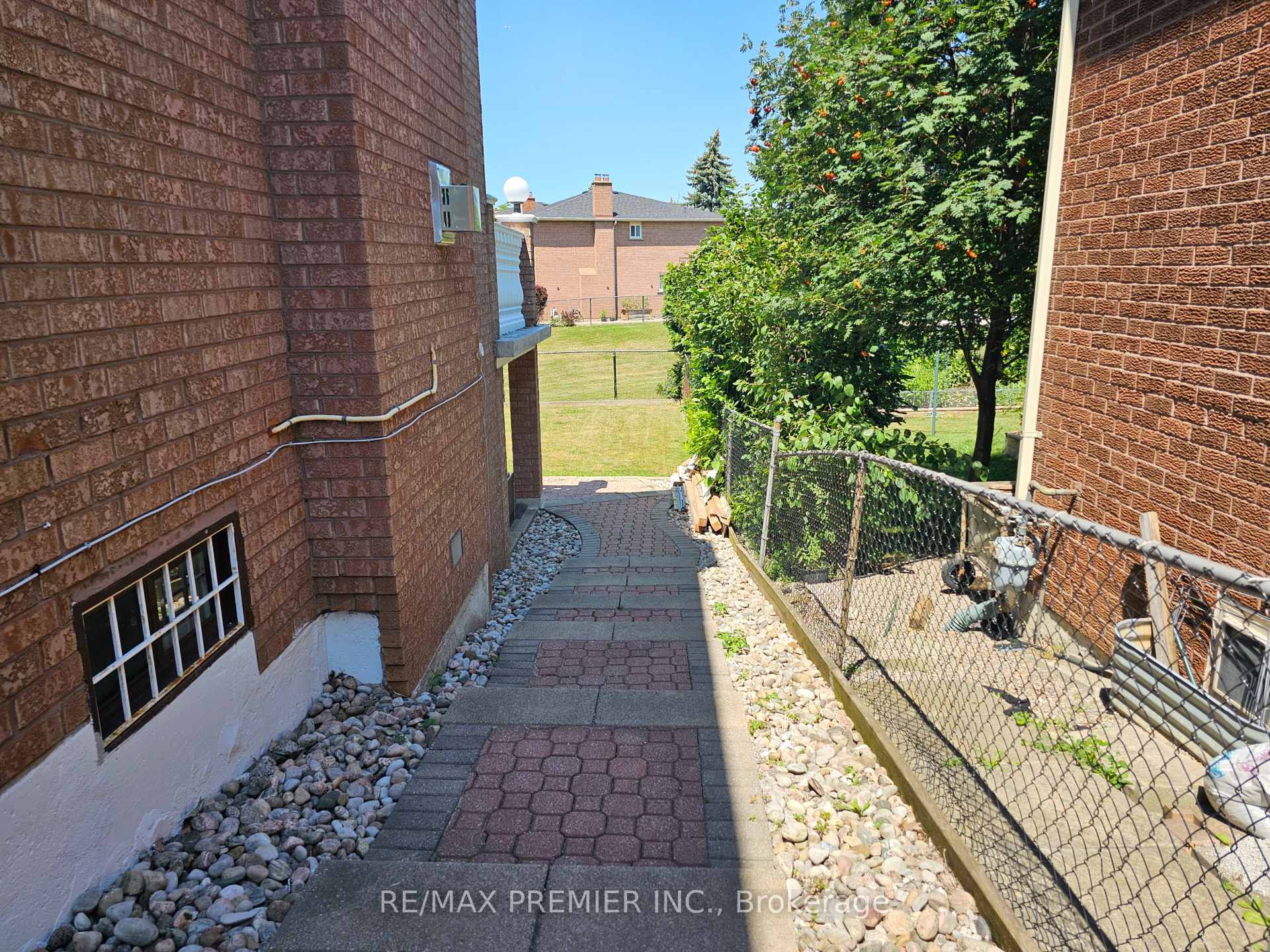 Photo 29 of Unit B - Basement, 16 Vineyard Court, Vaughan, East Woodbridge — HOMEH