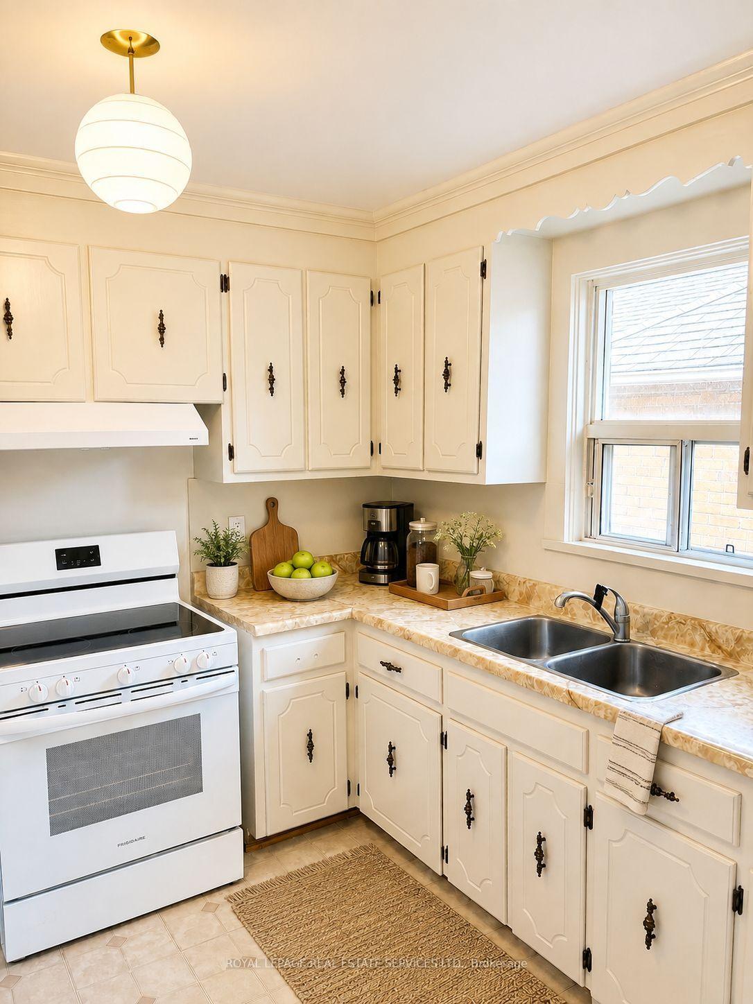 Photo 6 of 100 Ballacaine Drive, Etobicoke, Stonegate-Queensway — HOMEH