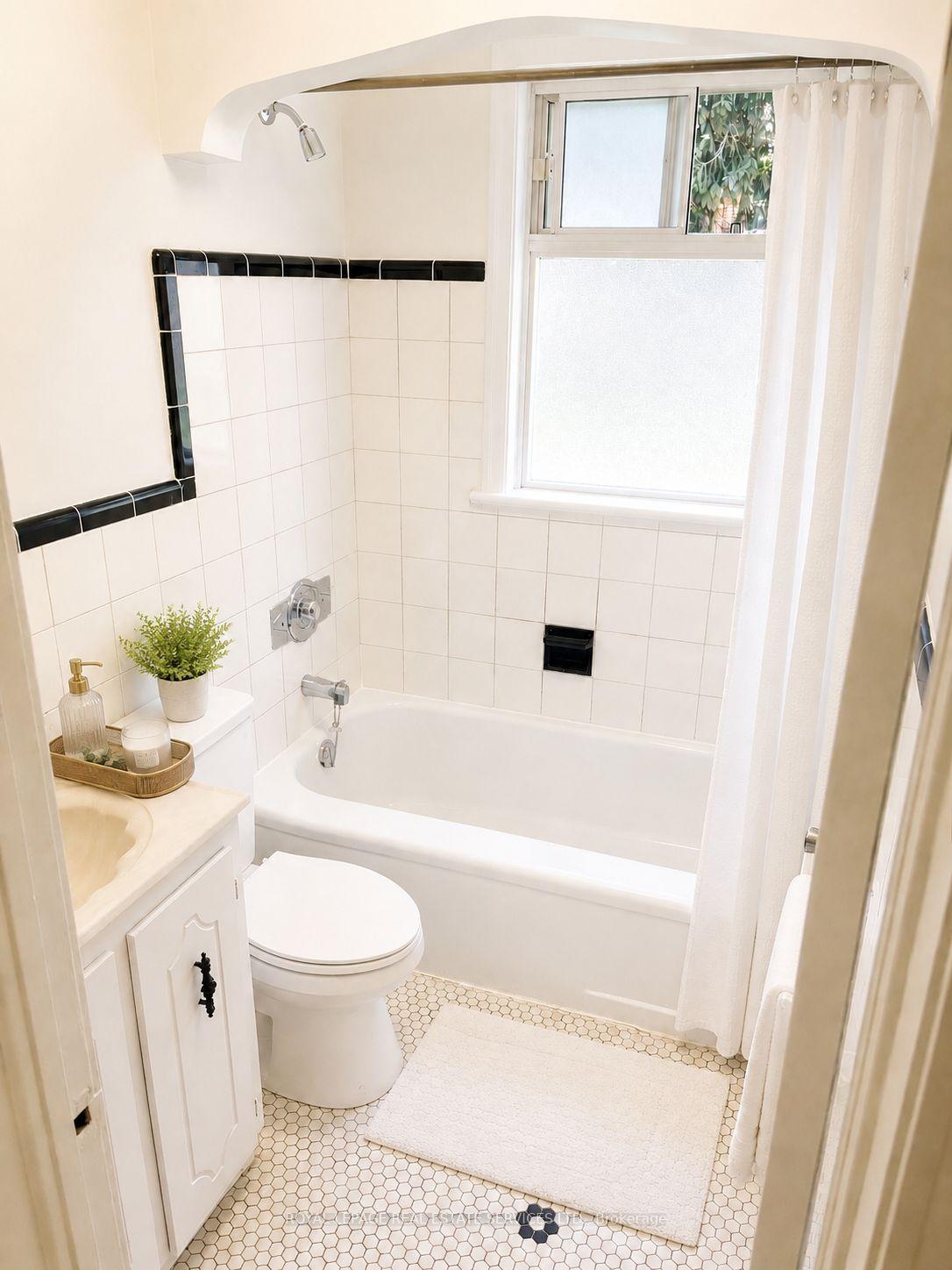 Photo 11 of 100 Ballacaine Drive, Etobicoke, Stonegate-Queensway — HOMEH