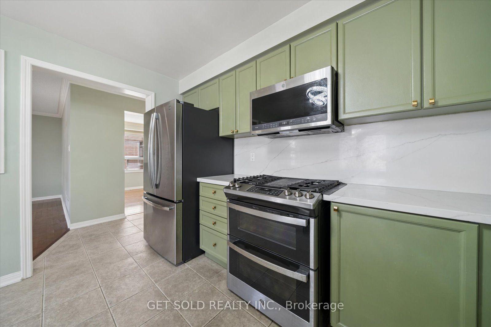 Photo 14 of 122 Medland Avenue, Whitby, Williamsburg — HOMEH