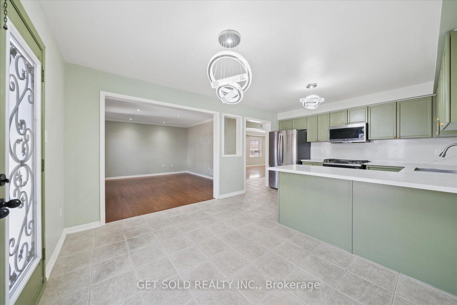 Photo 18 of 122 Medland Avenue, Whitby, Williamsburg — HOMEH